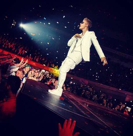 Justin Bieber recebe um sutiã de presente de uma fã Justin Bieber recebe um sutiã de presente de uma fã