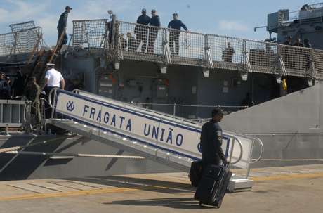 A embarcação saiu da Base Naval do Rio de Janeiro às 11h desta segunda-feira e deve chegar a Beirute, capital do Líbano, no dia 11 de julho A embarcação saiu da Base Naval do Rio de Janeiro às 11h desta segunda-feira e deve chegar a Beirute, capital do Líbano, no dia 11 de julho