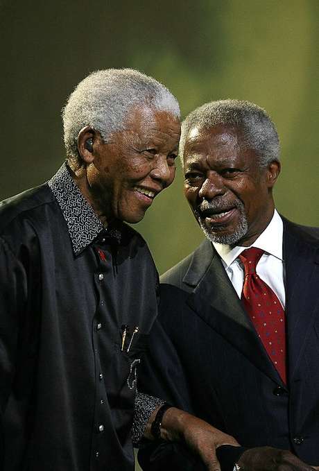 Mandela conversa com o ex-secretário-geral das Nações Unidas, Kofi Annan (dir.), após lançar o grupo de notáveis mundiais The Elders em Johanesburgo, em 2007 <p>Mandela conversa com o ex-secretário-geral das Nações Unidas, Kofi Annan (dir.), após lançar o grupo de notáveis mundiais The Elders em Johanesburgo, em 2007</p>