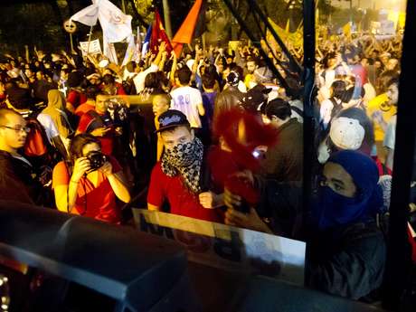 Grupo picha mensagens de protesto em ônibus de São Paulo <p>Grupo picha mensagens de protesto em ônibus de São Paulo</p>