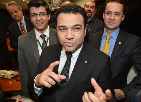 O deputado pastor Marco Feliciano é o presidente da Comissão de Direitos Humanos, onde foi aprovado o projeto da 'cura gay' <p>O deputado pastor Marco Feliciano é o presidente da Comissão de Direitos Humanos, onde foi aprovado o projeto da 'cura gay'</p>