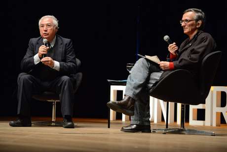 Castells e o apresentador do evento, o jornalista Juremir Machado da Silva <p>Castells e o apresentador do evento, o jornalista Juremir Machado da Silva</p>