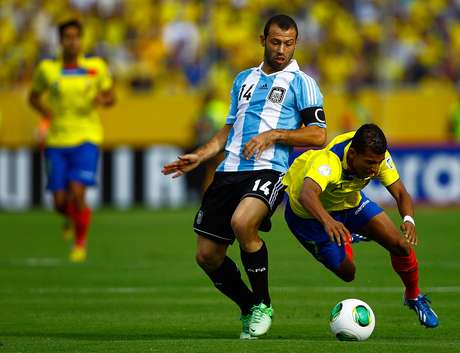 Mascherano foi expulso no fim da partida por chutar o funcionário que o carregava na maca <p>Mascherano foi expulso no fim da partida por chutar o funcionário que o carregava na maca</p>