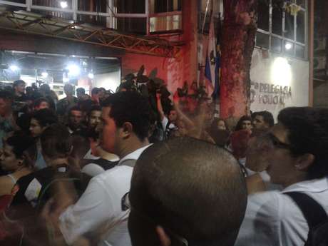 Um grupo de manifestantes se reuniu em frente à 5ª Delegacia de Polícia para protestar contra a prisão de pessoas que participaram de uma manifestação contra o aumento da tarifa do transporte público no Rio de Janeiro Um grupo de manifestantes se reuniu em frente à 5ª Delegacia de Polícia para protestar contra a prisão de pessoas que participaram de uma manifestação contra o aumento da tarifa do transporte público no Rio de Janeiro