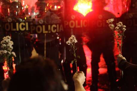 Manifestantes oferecem flores à PM, que respondeu com bombas de gás e balas de borracha <p>Manifestantes oferecem flores à PM, que respondeu com bombas de gás e balas de borracha</p>