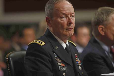O general Keith Alexander, diretor da NSA, durante audiência no senado dos Estados Unidos: defesa da vigilância O general Keith Alexander, diretor da NSA, durante audiência no senado dos Estados Unidos: defesa da vigilância