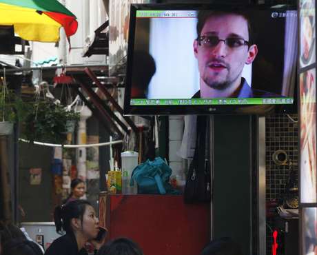 TV mostra um noticiário de Hong Kong sobre Edward Snowden TV mostra um noticiário de Hong Kong sobre Edward Snowden