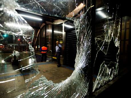 Vidro de estação do Metrô foi quebrado nesta terça-feira durante manifestação <p>Vidro de estação do Metrô foi quebrado nesta terça-feira durante manifestação</p>