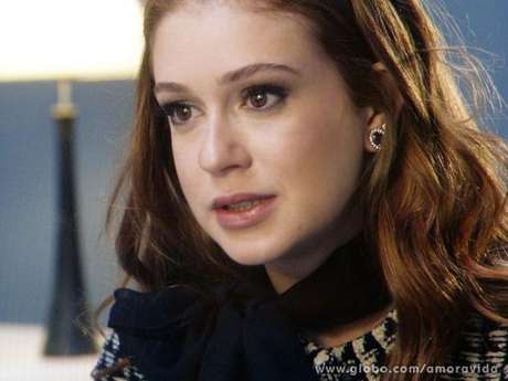 Nicole (Marina Ruy Barbosa) esconde as manchas em seu pescoço com lenços; a personagem passou por biópsia em episódio desta terça-feira (11) <p>Nicole (Marina Ruy Barbosa) esconde as manchas em seu pescoço com lenços; a personagem passou por biópsia em episódio desta terça-feira (11)</p>