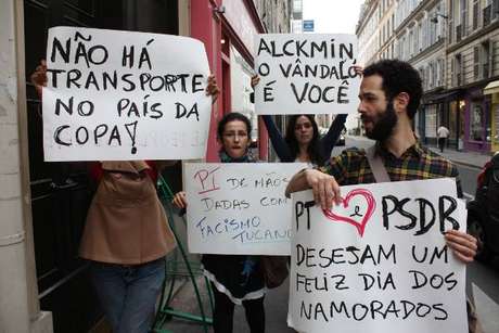 Brasileiros levaram cartazes para sede do governo francês e foram retirados pela polícia Brasileiros levaram cartazes para sede do governo francês e foram retirados pela polícia