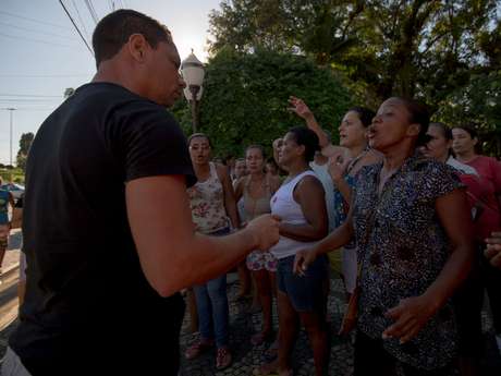Mauro Pimentel / Terra <p>Um grupo de mães de alunos que utilizam o transporte de Silva Jardim protestou em frente à prefeitura depois do acidente</p>