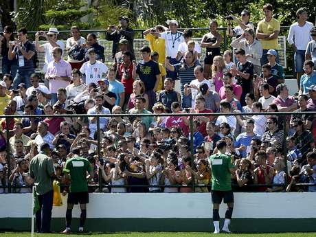 Recebendo apenas o Goiás para alguns treinamento, Estádio da Serrinha passa longe do agito causado pela presença da Seleção <p>Recebendo apenas o Goiás para alguns treinamento, Estádio da Serrinha passa longe do agito causado pela presença da Seleção</p>