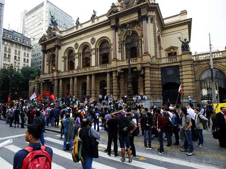 Heterogêneo, Movimento Passe Livre não tem comando estabelecido, e conquista as ruas de São Paulo em protestos contra reajuste na passagem <p>Heterogêneo, Movimento Passe Livre não tem comando estabelecido, e conquista as ruas de São Paulo em protestos contra reajuste na passagem</p><p> </p>