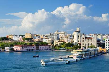 Puerto Rico Puerto Rico es un territorio no autónomo de los Estados Unidos y, por lo tanto, necesitamos visa de EE.UU. para entrar en el país. El dólar es la moneda, y el Inglés es el idioma oficial, además de español