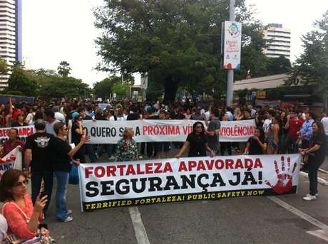 Manifestação teve apitaço em frente ao Palácio da Abolição, sede do governo do Estado Manifestação teve apitaço em frente ao Palácio da Abolição, sede do governo do Estado