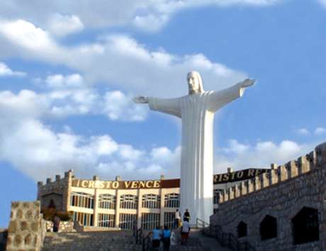 A versão de Torreón é a terceira maior estátua de Cristo na América Latina, ficando atrás apenas das do Rio de Janeiro e de Cochabamba, na Bolívia A versão de Torreón é a terceira maior estátua de Cristo na América Latina, ficando atrás apenas das do Rio de Janeiro e de Cochabamba, na Bolívia