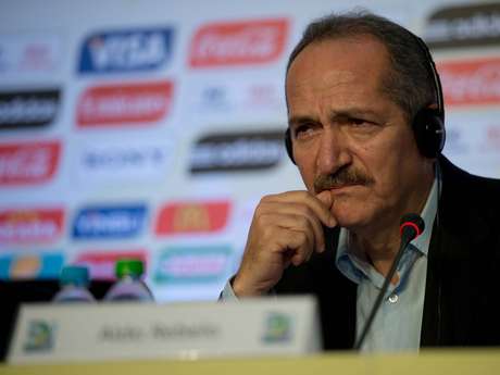 <p>Rebelo n&atilde;o gostou da pergunta sobre "maquiagem" nos est&aacute;dios &agrave;s v&eacute;speras das Confedera&ccedil;&otilde;es</p>