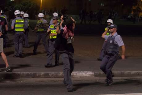 13 de junho - Mesmo portando crachá de imprensa, equipamento fotográfico e se apresentando como jornalista, o fotógrafo do Terra Fernando Borges foi detido por PMs. Os policiais revistaram seus pertences e documentos, e só liberaram o fotógrafo alegando que ele "não portava vinagre" 13 de junho - Mesmo portando crachá de imprensa, equipamento fotográfico e se apresentando como jornalista, o fotógrafo do Terra Fernando Borges foi detido por PMs. Os policiais revistaram seus pertences e documentos, e só liberaram o fotógrafo alegando que ele "não portava vinagre"