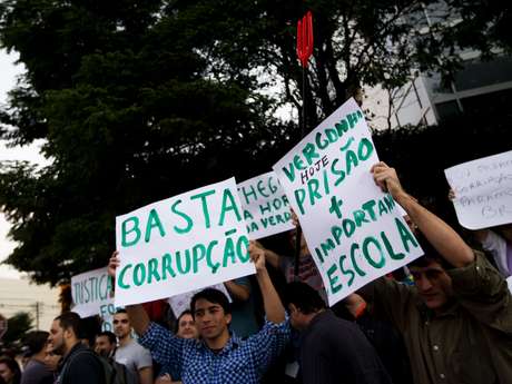 Segundo MPL, protesto realizado em frente à Rede Globo nesta sexta-feira não é organizado pelo movimento <p>Segundo MPL, protesto realizado em frente à Rede Globo nesta sexta-feira não é organizado pelo movimento</p>