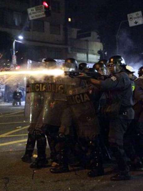 Bruno Santos / Terra <p>Policiais disparam contra manifestantes no cruzamento das ruas Maria Antônia com Consolação</p>