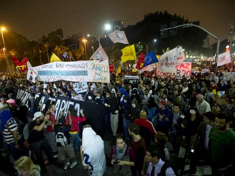 Milhares de pessoas foram às ruas de São Paulo protestar contra o aumento da tarifa do transporte público <p>Milhares de pessoas foram às ruas de São Paulo protestar contra o aumento da tarifa do transporte público</p>