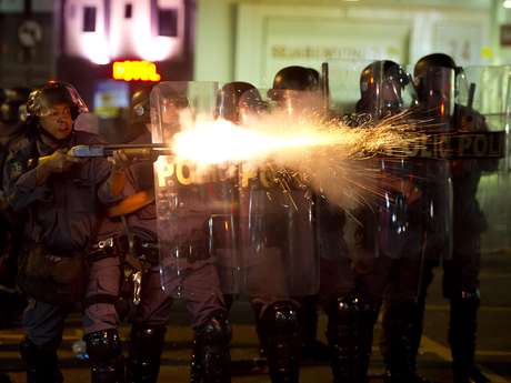 Policial dispara tiros de bala de borracha contra manifestantes <p>Policial dispara tiros de bala de borracha contra manifestantes</p>