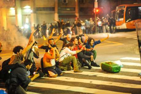 Manifestantes se ajoelham diante de PMs, que atiram balas de borracha durante o protesto de quinta-feira <p>Manifestantes se ajoelham diante de PMs, que atiram balas de borracha durante o protesto de quinta-feira</p>