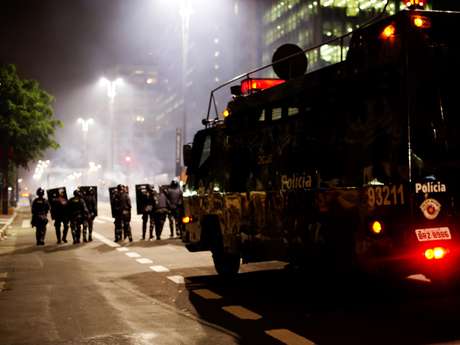 Policiais atacaram manifestantes com bombas de feito moral e tiros de bala de borracha na noite de quinta-feira <p>Policiais atacaram manifestantes com bombas de feito moral e tiros de bala de borracha na noite de quinta-feira</p>