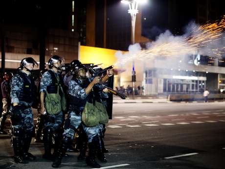 PM atira contra manifestantes durante protesto na capital paulista <p>PM atira contra manifestantes durante protesto na capital paulista</p>