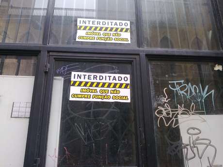 Célio Borba / vc repórter <p>Uma das reivindicações dos manifestantes é o déficit de moradia na cidade; prédios abandonados são alvo de protesto</p>