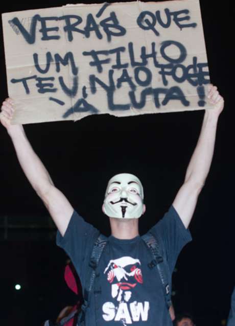 Jovem mostra cartaz durante o protesto da última quinta-feira, em São Paulo <p>Jovem mostra cartaz durante o protesto da última quinta-feira, em São Paulo</p>