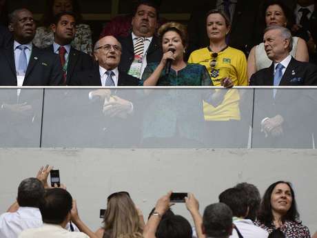 Joseph Blatter e Dilma Rousseff foram bastante vaiados pelos torcedores no Mané Garrincha <p>Joseph Blatter e Dilma Rousseff foram bastante vaiados pelos torcedores no Mané Garrincha</p>