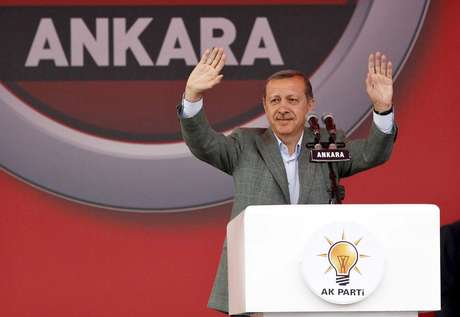O primeiro-ministro turco, Recep Tayyip Erdogan, saúda multidão durante comício em Ancara O primeiro-ministro turco, Recep Tayyip Erdogan, saúda multidão durante comício em Ancara