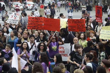 Manifestantes protestam contra projeto que prevê pensão para vítimas de crime Manifestantes protestam contra projeto que prevê pensão para vítimas de crime