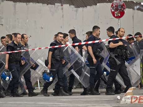 Policiais expulsaram os manifestantes do parque neste sábado Policiais expulsaram os manifestantes do parque neste sábado