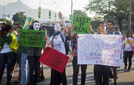 <p>Manifestantes gritam palavras de ordem antes de jogo entre It&aacute;lia e M&eacute;xico, neste domingo</p>