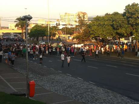 Manifestantes voltam a fechar a Radial Oeste, mesmo depois da confusão com a polícia <p>Manifestantes voltam a fechar a Radial Oeste, mesmo depois da confusão com a polícia</p>