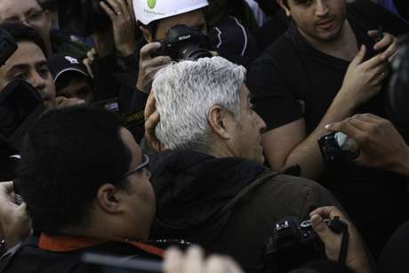 O jornalista Caco Barcellos e sua equipe, da Rede Globo, foram expulsos do protesto em São Paulo <p>O jornalista Caco Barcellos e sua equipe, da Rede Globo, foram expulsos do protesto em São Paulo</p>