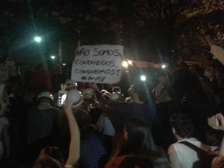 PMs sentam com os manifestantes na avenida Luís Carlos Berrini e são aplaudidos em São Paulo PMs sentam com os manifestantes na avenida Luís Carlos Berrini e são aplaudidos em São Paulo
