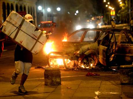 Um grupo tentou invadir a Assembleia Legislativa do Rio de Janeiro (Alerj), mas a Tropa de Choque chegou lançando bombas de gás lacrimogêneo <p>Um grupo tentou invadir a Assembleia Legislativa do Rio de Janeiro (Alerj), mas a Tropa de Choque chegou lançando bombas de gás lacrimogêneo</p>