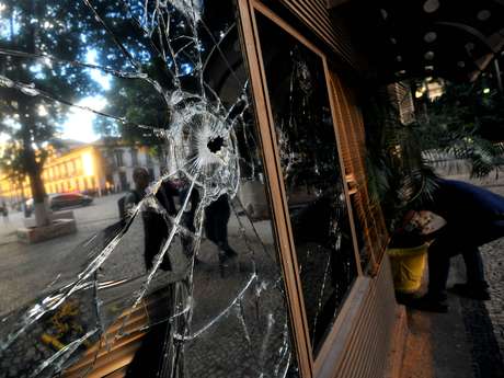 A região central do Rio de Janeiro mostra o resultado de noite de violência na segunda-feira, que teve confronto entre policiais militares e um grupo de manifestantes <p>A região central do Rio de Janeiro mostra o resultado de noite de violência na segunda-feira, que teve confronto entre policiais militares e um grupo de manifestantes</p>