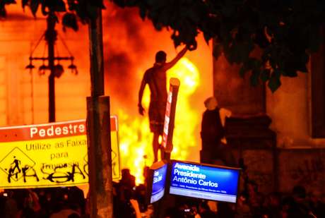 Cercados por manifestantes, policiais militares negociam saída de dentro da Assembleia Legislativa do Rio <p>Cercados por manifestantes, policiais militares negociam saída de dentro da Assembleia Legislativa do Rio</p>