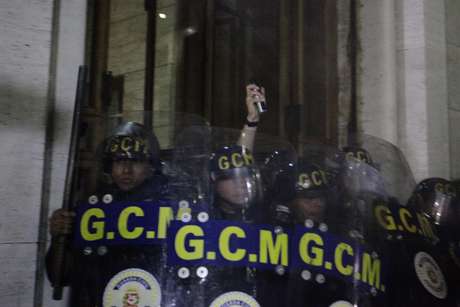 Acuados, guardas metropolitanos tentaram evitar entrada de manifestantes na prefeitura de São Paulo e se protegeram dentro do prédio <p>Acuados, guardas metropolitanos tentaram evitar entrada de manifestantes na prefeitura de São Paulo e se protegeram dentro do prédio</p>
