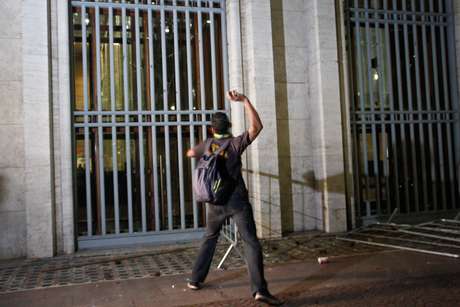 Jovem arremessa pedras contra janelas da prefeitura de São Paulo <p>Jovem arremessa pedras contra janelas da prefeitura de São Paulo</p>