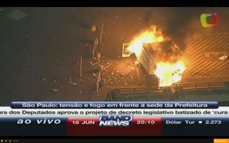 Van da TV Record é incendiada por manifestantes em frente à prefeitura de São Paulo <p>Van da TV Record é incendiada por manifestantes em frente à prefeitura de São Paulo</p>