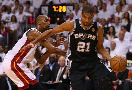 O Miami Heat conseguiu levar o sexto jogo da final da NBA para a prorrogação e superou o San Antonio Spurs por 103 a 100 O Miami Heat conseguiu levar o sexto jogo da final da NBA para a prorrogação e superou o San Antonio Spurs por 103 a 100
