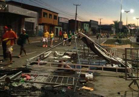 Imagem mostra como ficou uma avenida em Fortaleza depois dos protestos Imagem mostra como ficou uma avenida em Fortaleza depois dos protestos