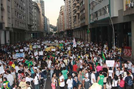 Protesto em Niterói fechou a ponte que dá acesso à capital do Rio de Janeiro <p>Protesto em Niterói fechou a ponte que dá acesso à capital do Rio de Janeiro</p>