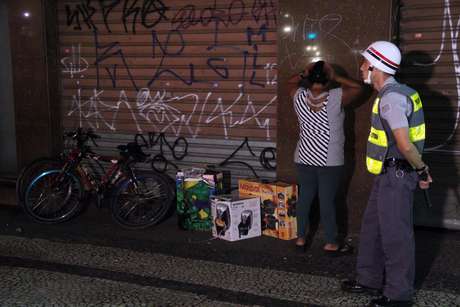 Mulher é presa na praça do Patriarca com vários produtos saqueados de lojas durante o protesto <p>Mulher é presa na praça do Patriarca com vários produtos saqueados de lojas durante o protesto</p>