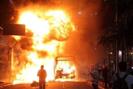Ônibus é incendiado durante protesto Ônibus é incendiado durante protesto